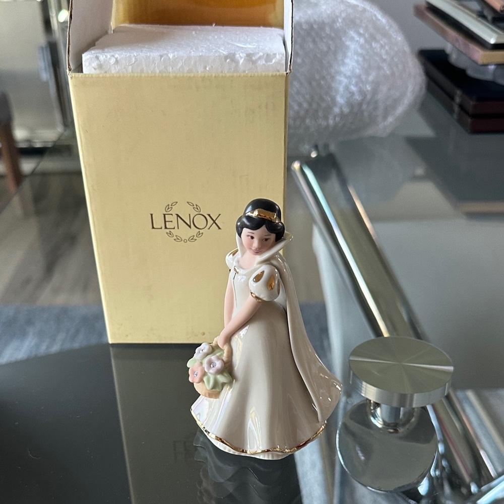 Lenox Snow White with Flowers